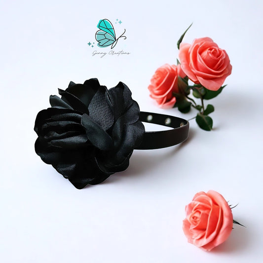 Collare in vera pelle con fiore in raso